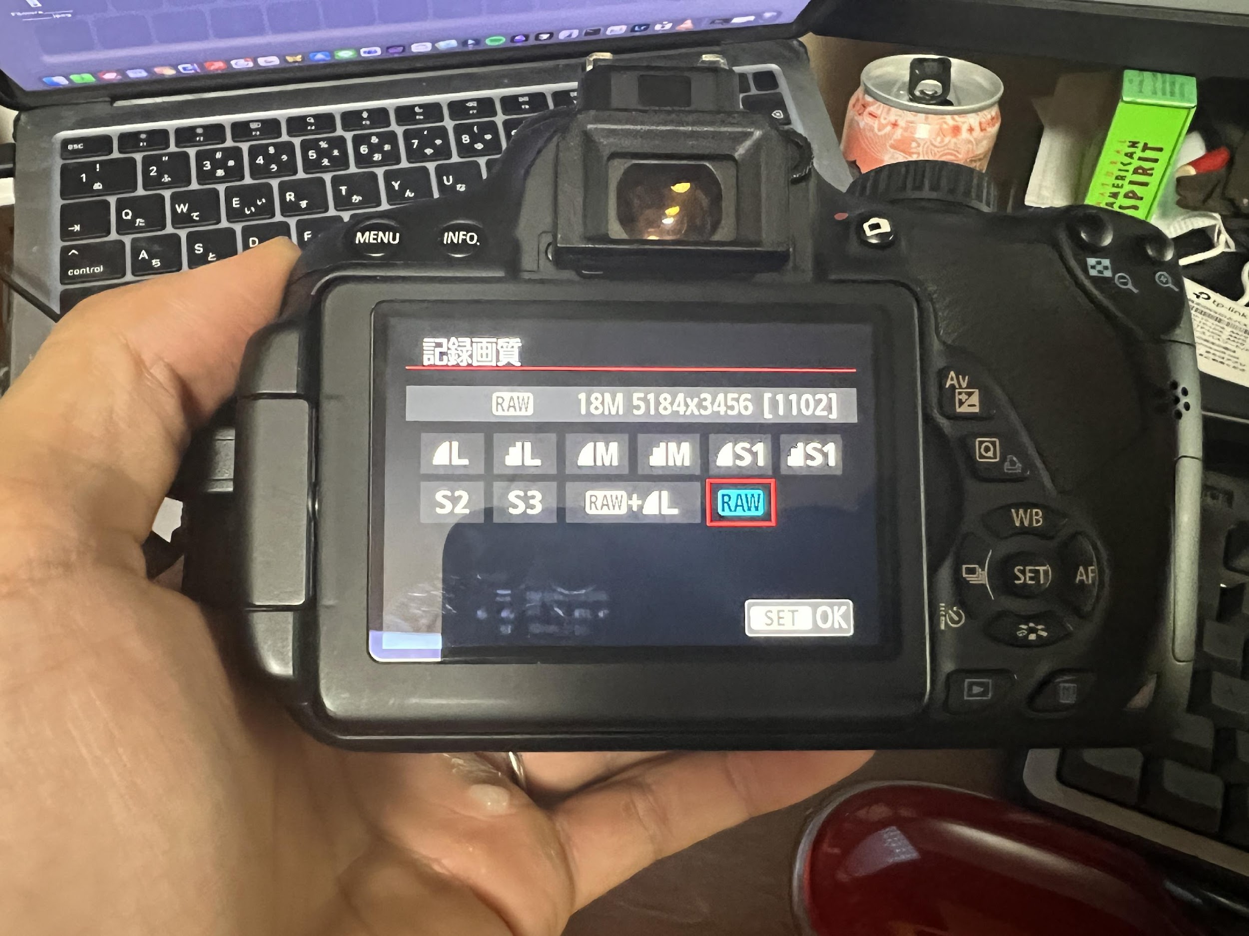 「RAW」または「RAW+JPEG」を選択